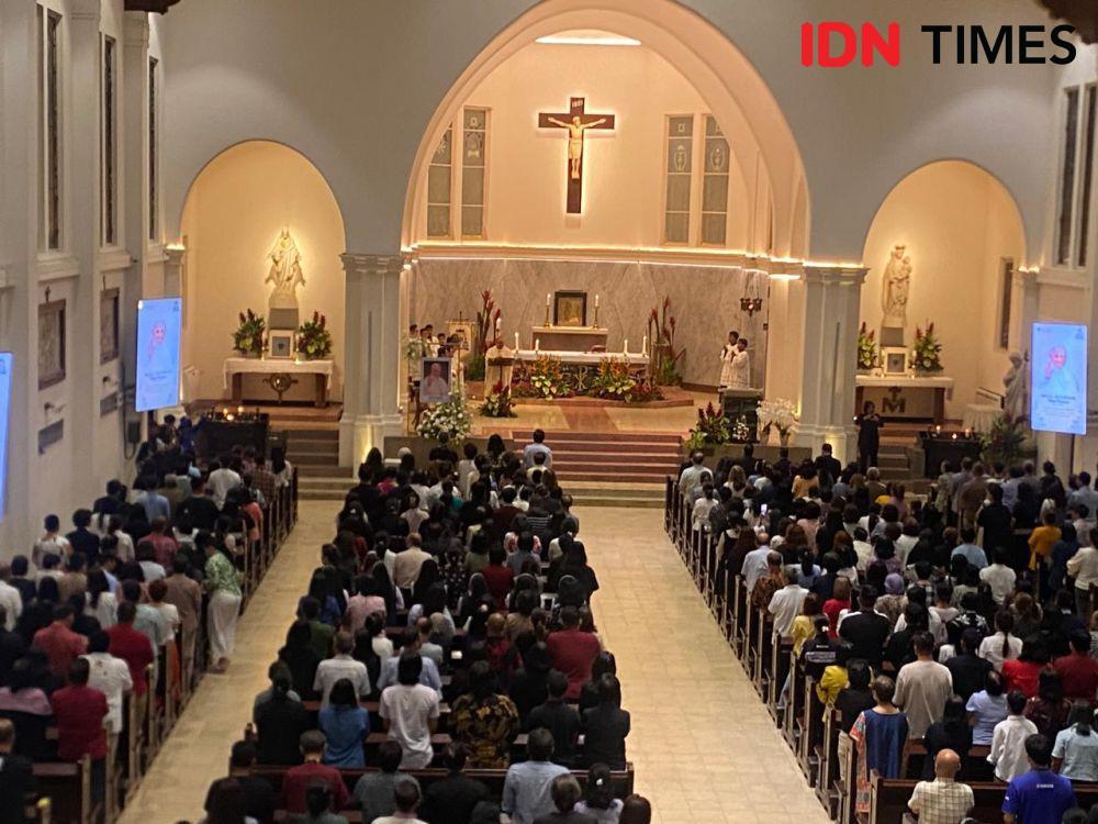 Gereja Katedral Surabaya Gelar Misa Requiem untuk Paus Fransiskus