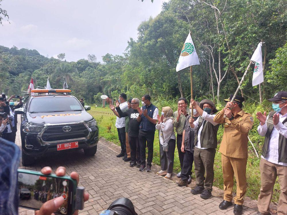 Menhut Lepasliarkan 6 Orangutan ke Hutan Kehje Sewen di Kutim
