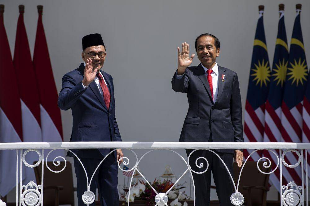 Presiden ke-7 Joko "Jokowi" Widodo ketika menerima kunjungan Perdana Menteri Anwar Ibrahim di Istana Bogor. (ANTARA FOTO/Sigid Kurniawan)