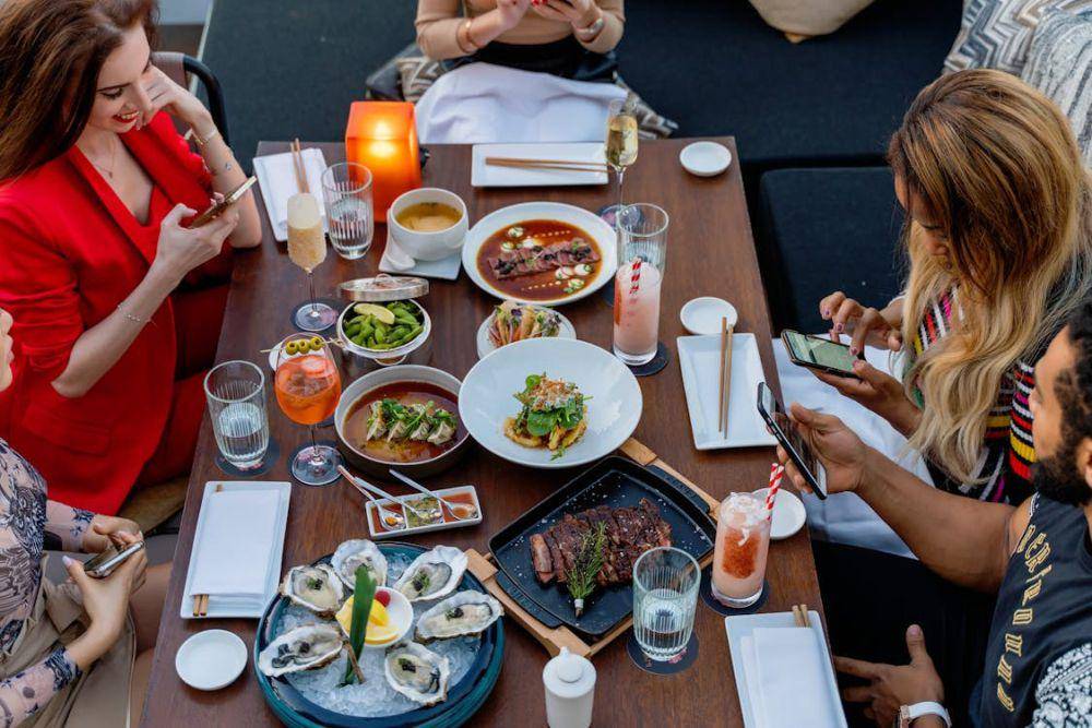 ilustrasi makan di restoran (pexels.com/Denys Gromov)