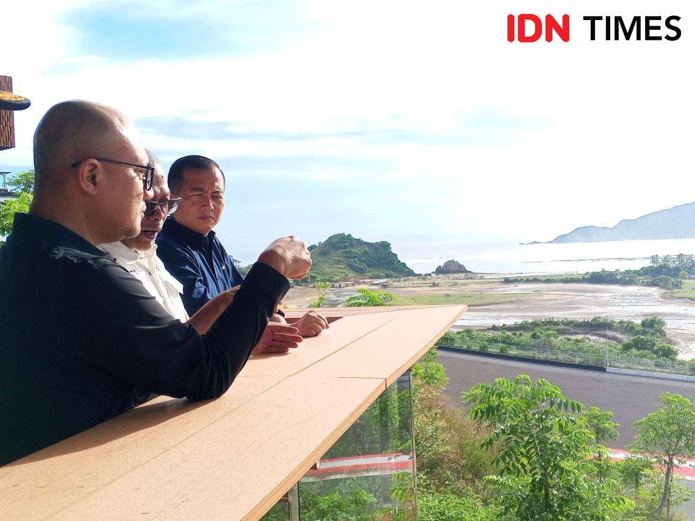 Gubernur NTB Lalu Muhamad Iqbal saat meninjau KEK Mandalika. (IDN Times/Muhammad Nasir)