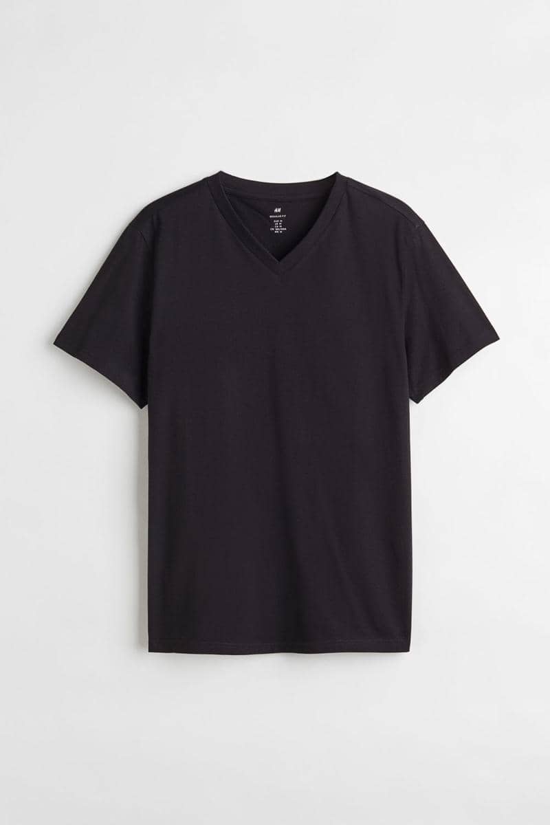 kaus H&M Regular Fit V-Neck T-Shirt. (hm.com)