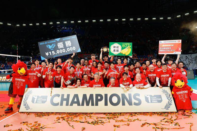 Suntory Sunbirds merayakan kemenangan mereka di V.League 2023–2024 (instagram.com/suntoryglobal)