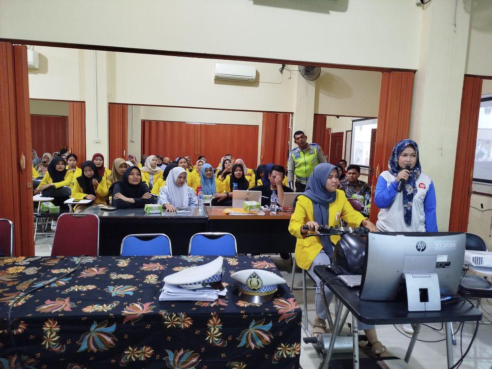 Ribuan Kartini Masa Kini Belajar Safety Riding dengan Simulasi