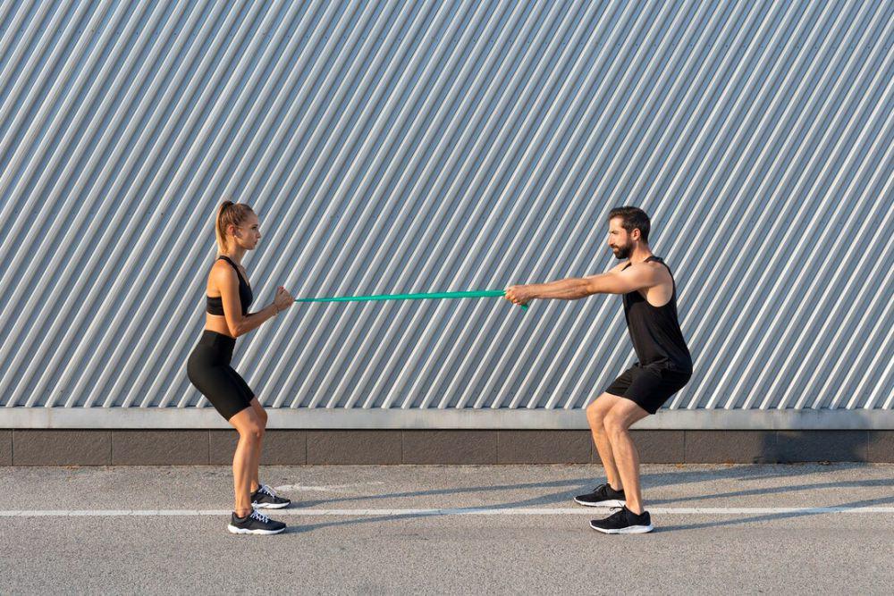 5 Latihan Resistance Band yang Ampuh Menurunkan Berat Badan