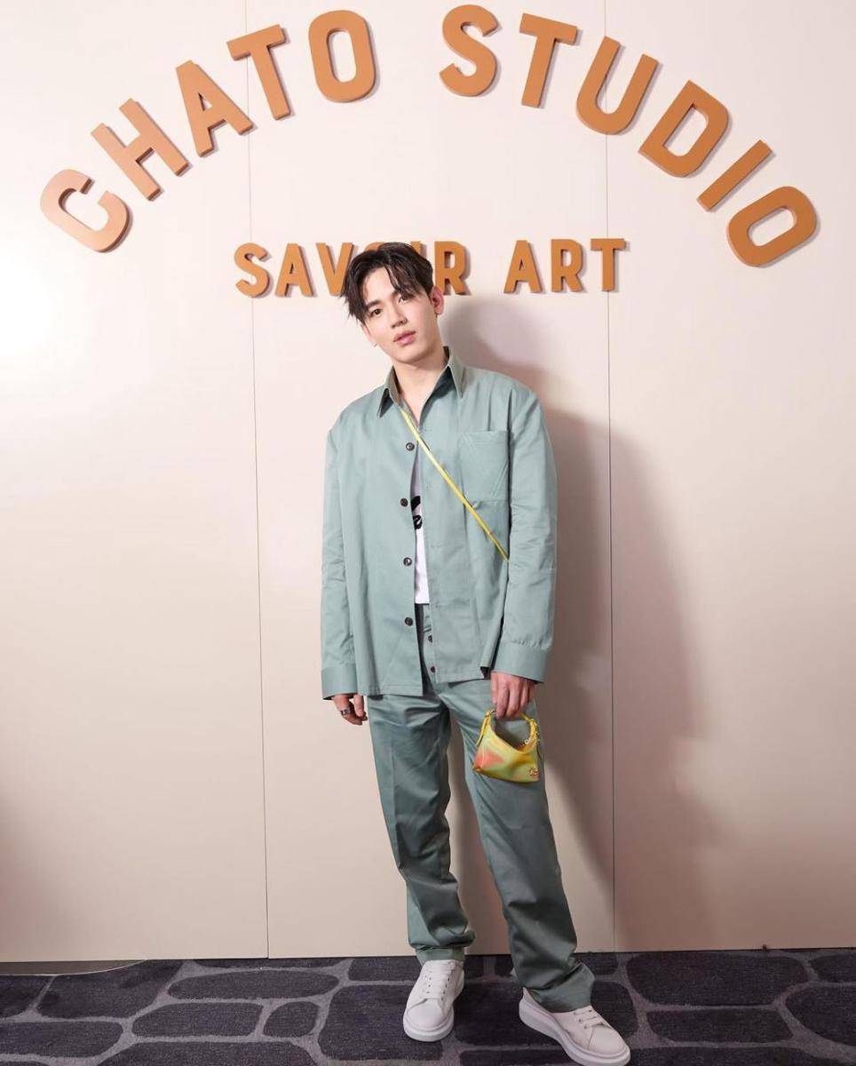 kombinasi warna outfit mint dengan putih ala New Thitipoom (instagram.com/newwiee)