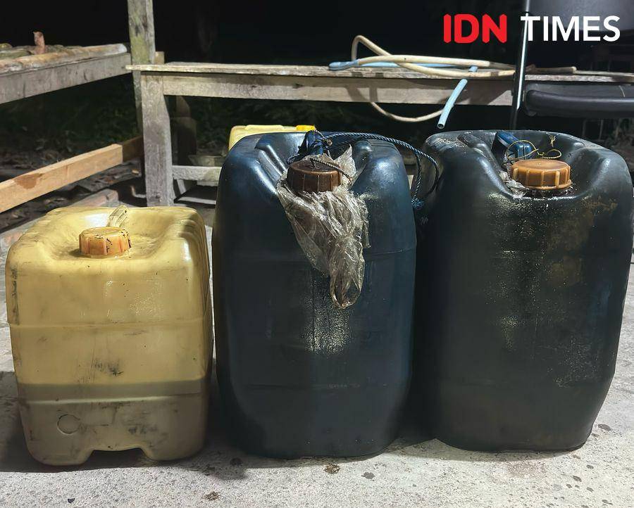 Barang bukti solar hasil curian tersangka K alias ACO (IDN Times/Ervan)
