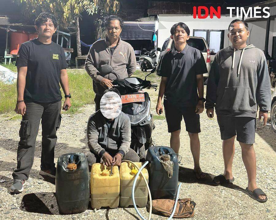Tersangka K alias Aco saat diamankan Jatanras Polres PPU bersama barang bukti solar dan motor dinas  (IDN Times/Ervan)