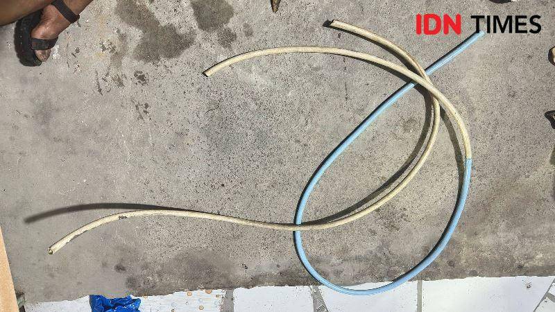 Barang bukti selang milik tersangka K alias Aco untuk mencuri BBM  (IDN Times/Ervan)