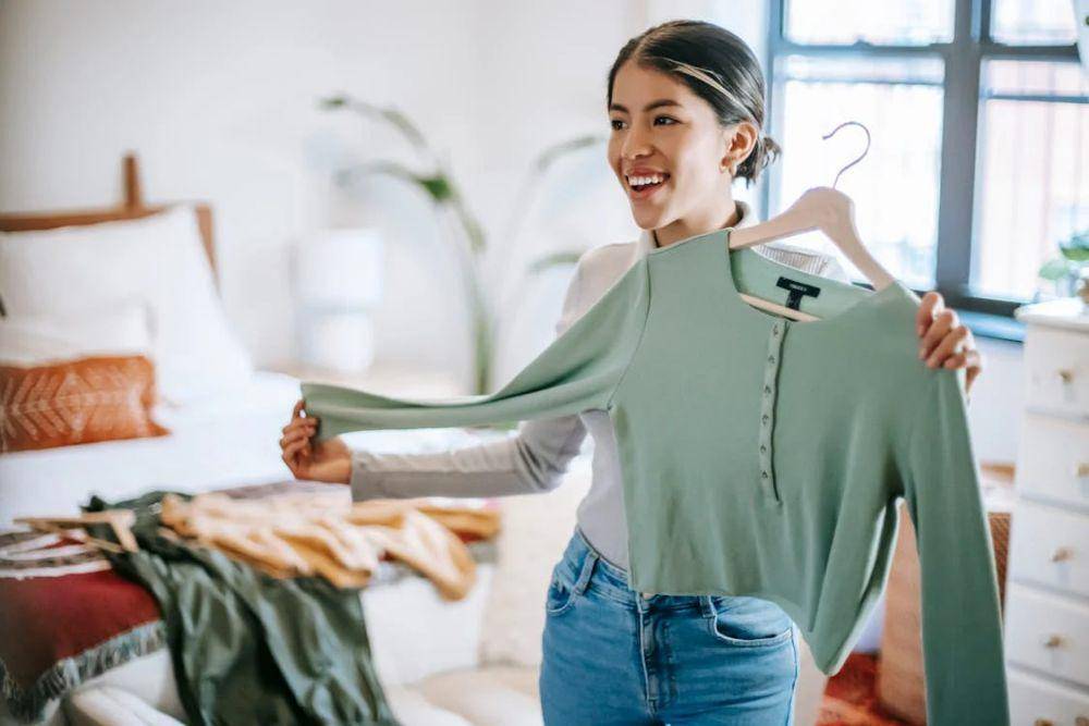ilustrasi memilih outfit (pexels.com/Liza Summer)