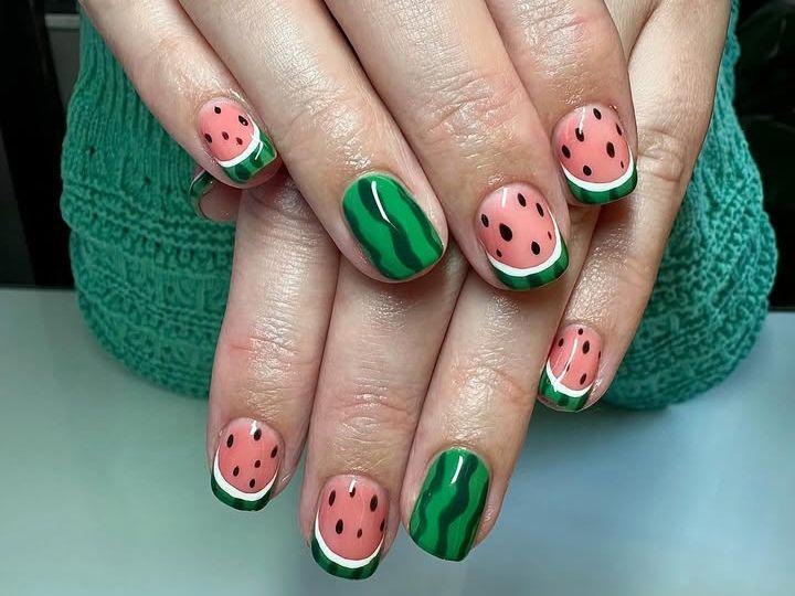 9 Ide Watermelon Nail Art, Pas untuk Tampilan Kuku Musim Semi!