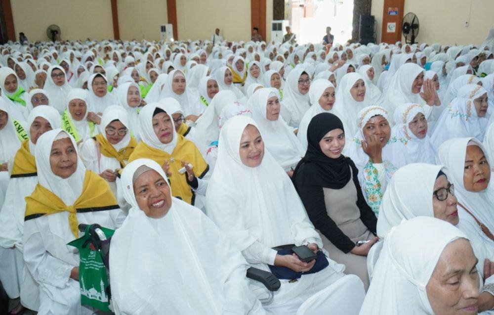 Tepung tawar ini dilakukan Wali Kota Medan Rico Waas pada acara halal bihalal sekaligus pemberangkatan Calhaj Kota Medan tahun 2025 yang digelar di Asrama Haji Medan (Dok. Diskominfo Medan)