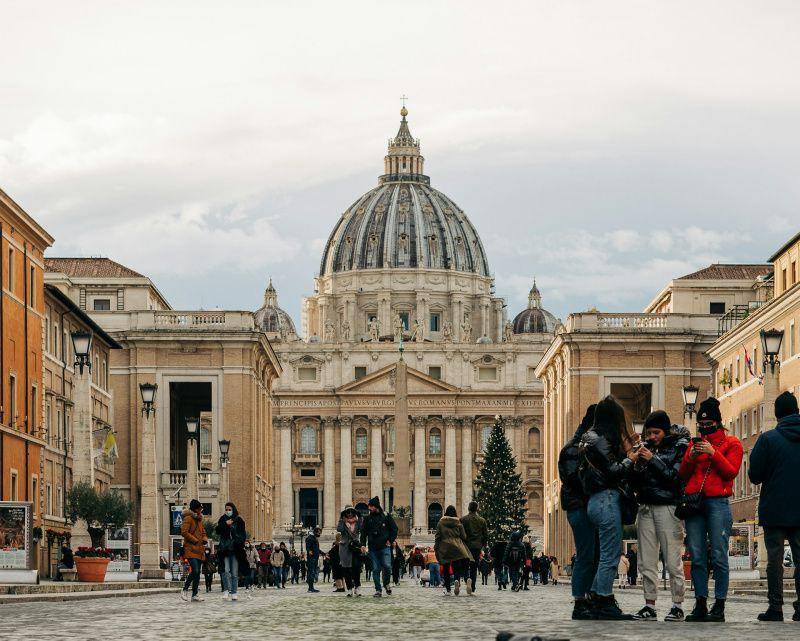 gambar bangunan St. Peter's Basilica (unsplash.com/Gabriella Clare Marino)