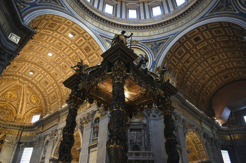 gambar Baldacchino (unsplash.com/Maria Rodideal)
