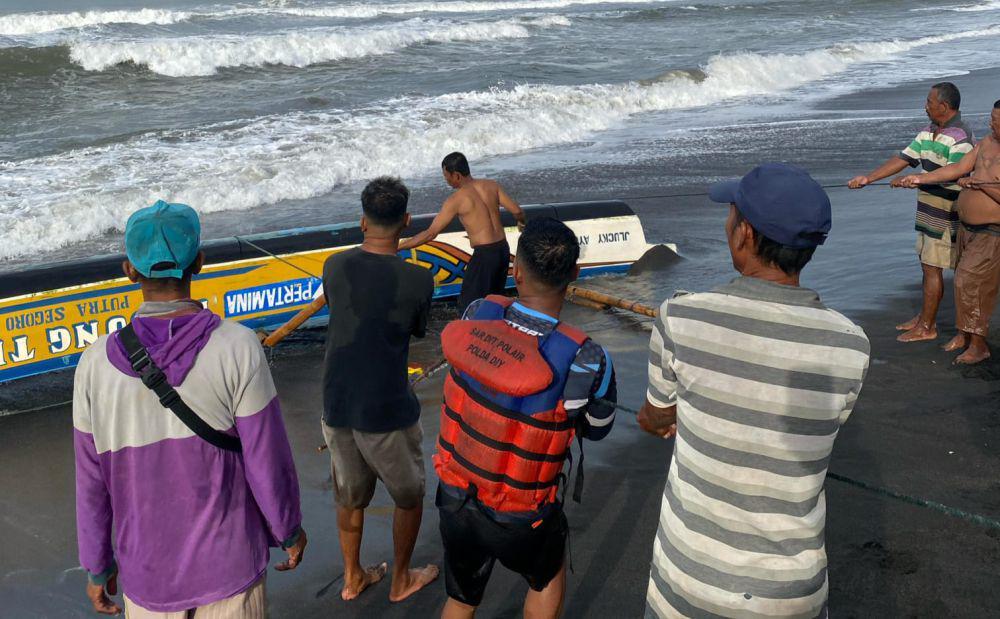 Dihantam Gelombang, Perahu Nelayan Terbalik di Pantai Depok Bantul