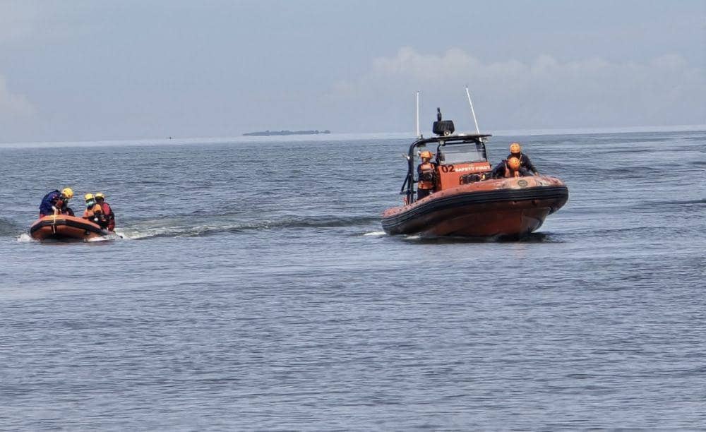Tim Basarnas membawa korban menggunakan perahu karet (Foto: Basarnas Padang)