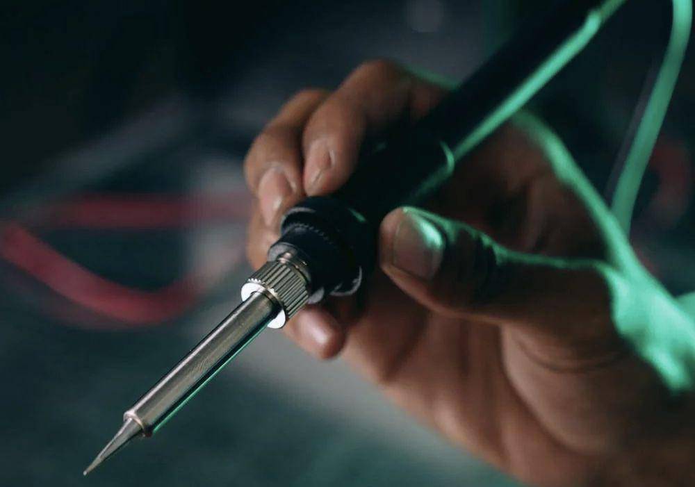 ilustrasi solder kabel listrik (pexels.com/Mikhail Nilov)