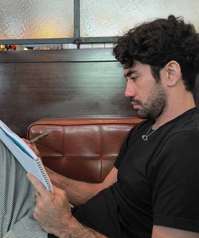 Reza Rahadian rilis buku Mereka yang Pertama (Instagram.com/officialpilarez)