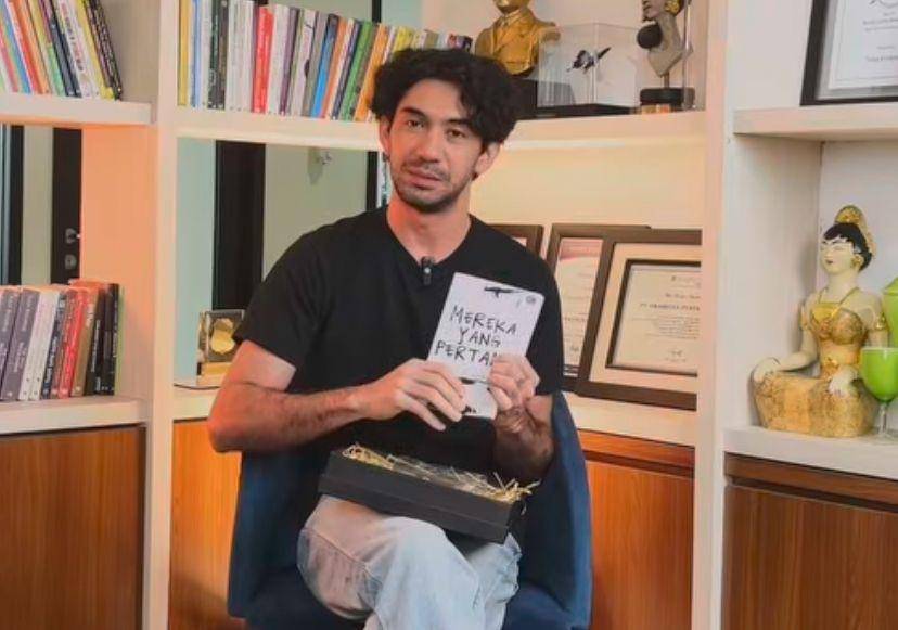Reza Rahadian Rilis Buku "Mereka Yang Pertama", Soal Perjalanan Karya