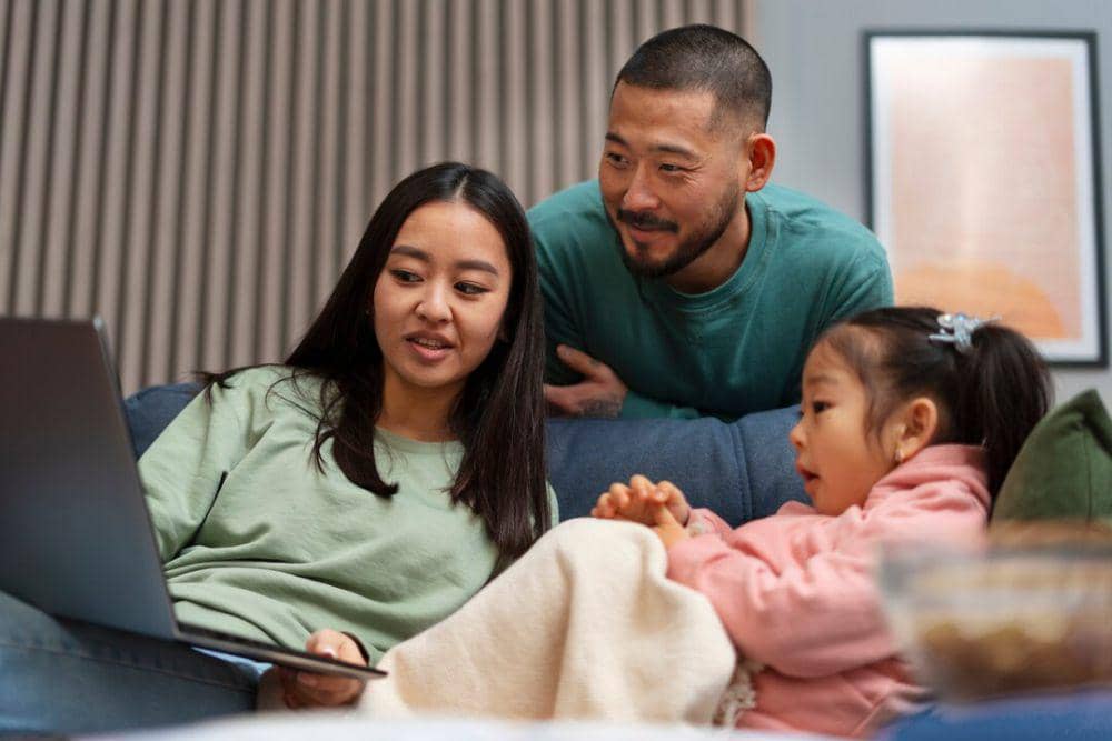 potret orangtua dan anak (freepik.com/freepik)