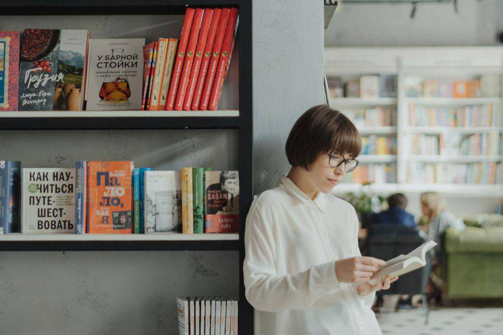 ilustrasi membaca buku (pexels.com/cottonbro studio)