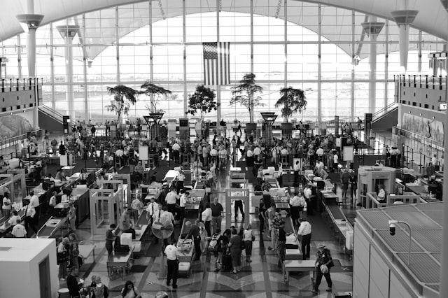 Potret pemeriksaan keamanan di bandara (unsplash.com/scottfillmer)
