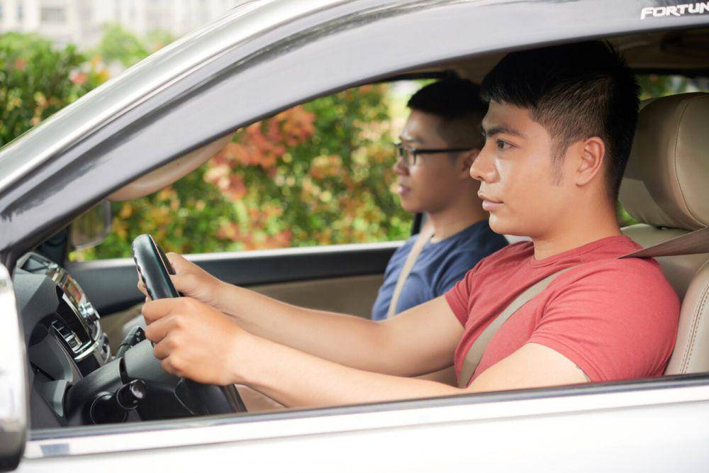 ilustrasi berdua di dalam mobil (freepik.com/pressfoto)