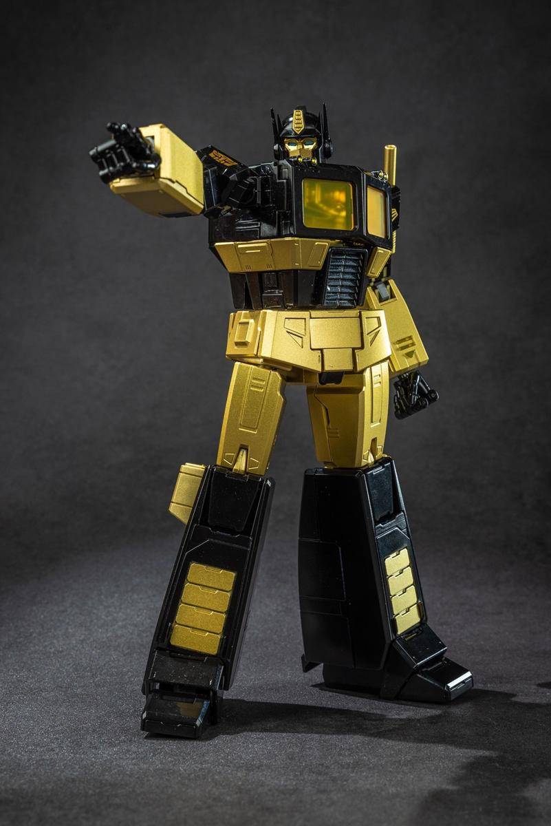 Foto 3. Action figure edisi terbatas dari kolaborasi New Era X Transformer G1.jpg