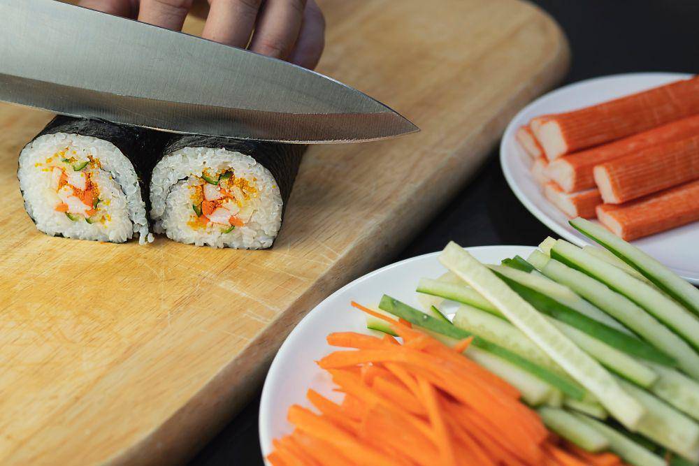 ilustrasi potong kimbap (vecteezy.com/Srinrat Wuttichaikit)