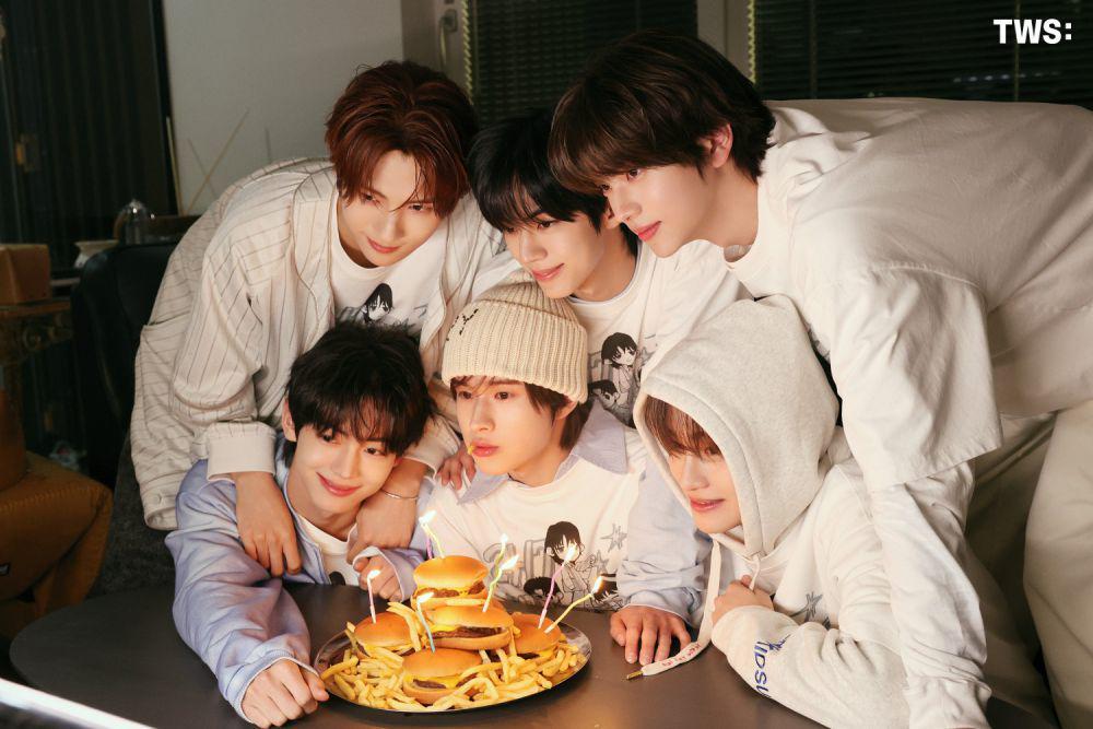 potret TWS di balik layar mini album TRY WITH US (dok. Weverse/TWS)