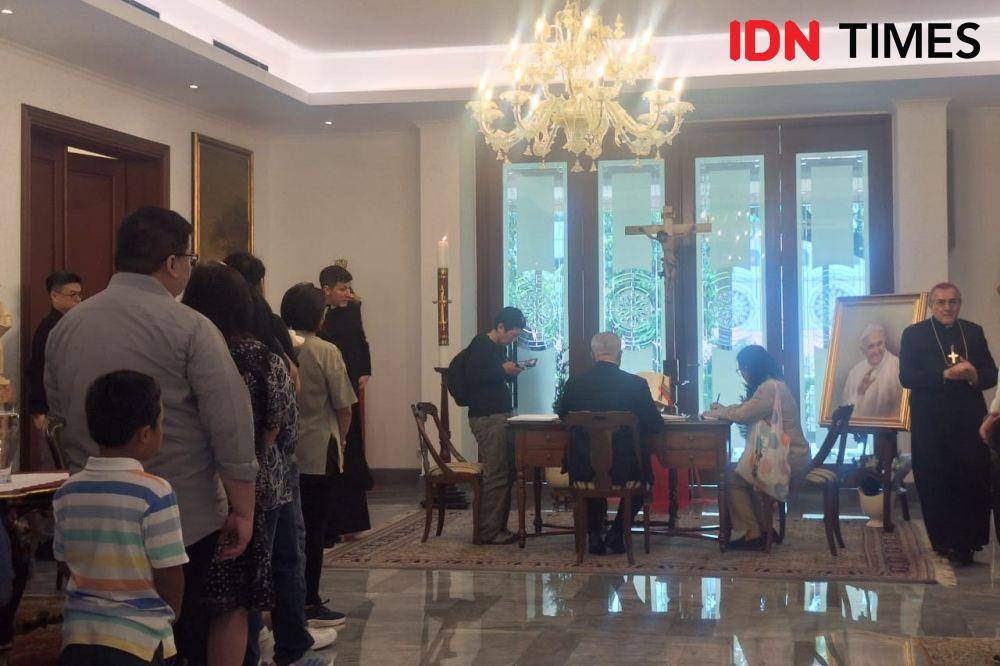 Suasana di dalam Kedutaan Besar Vatikan di Indonesia, Jalan Medan Merdeka Timur, Gambir Jakarta Pusat usai pengumuman Kematian Paus Fransiskus (IDN Times/Lia Hutasoit)