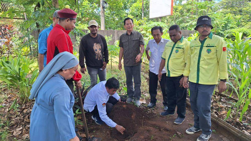 Kegiatan menanam sejuta pohon matoa yang diinisasi oleh Kementerian Agama RI. (Dok. Istimewa)