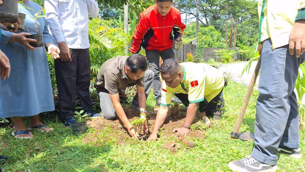 Kegiatan menanam sejuta pohon matoa yang diinisasi oleh Kementerian Agama RI. (Dok. Istimewa)