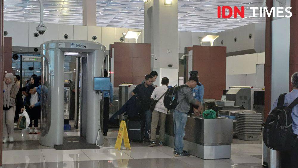 Ilustrasi pemeriksaan barang di Bandara Soekarno Hatta, Tangerang, Banten (IDN Times/Dhiya Awlia Azzahra)