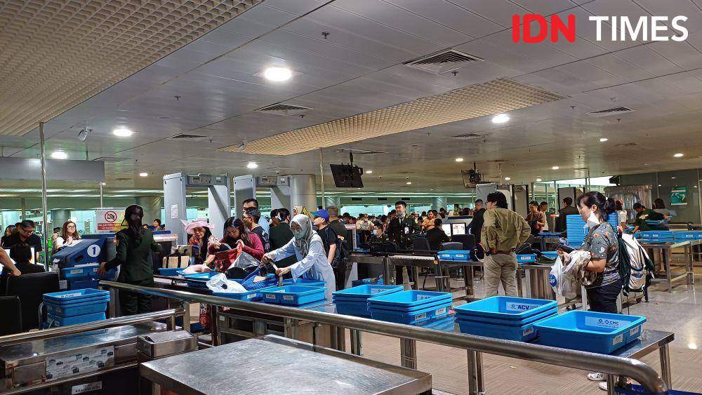 Ilustrasi pemeriksaan barang di bandara (IDN Times/Dhiya Awlia Azzahra)