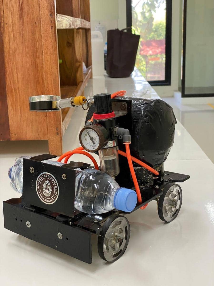 Mobil listrik karya mahasiswa dari Program Studi Sarjana Terapan Teknologi Rekayasa Kimia Industri (TRKI), Sekolah Vokasi Universitas Diponegoro (Undip) menyabet dua medali emas di ajang Jakarta International Science Fair (JISF) 2025 Online Competition. (dok. Undip)