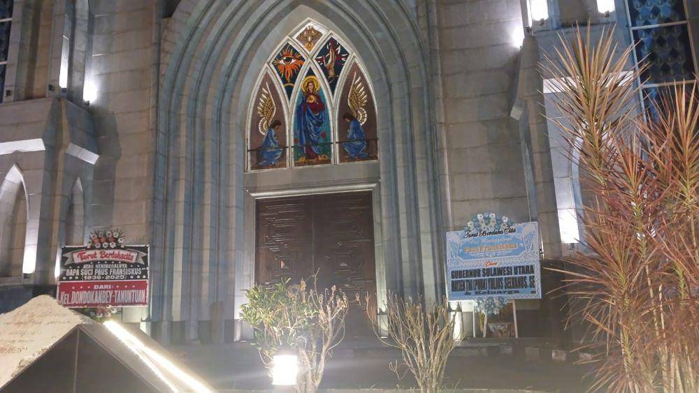Karangan bunga di depan Gereja Katedral Paroki Hati Tersuci Maria, Jalan Sam Ratulangi, Manado, Sulawesi Utara, Selasa (22/4/2025). IDNTimes/Savi