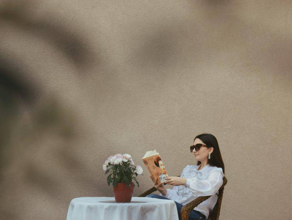 ilustrasi perempuan membaca (unsplash.com/Xhiliana)