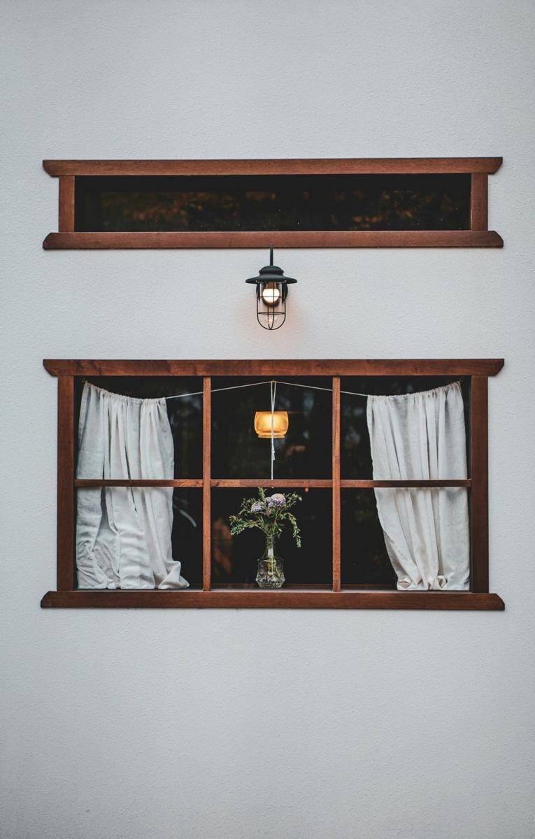desain jendela kayu (unsplash.com/zero take)