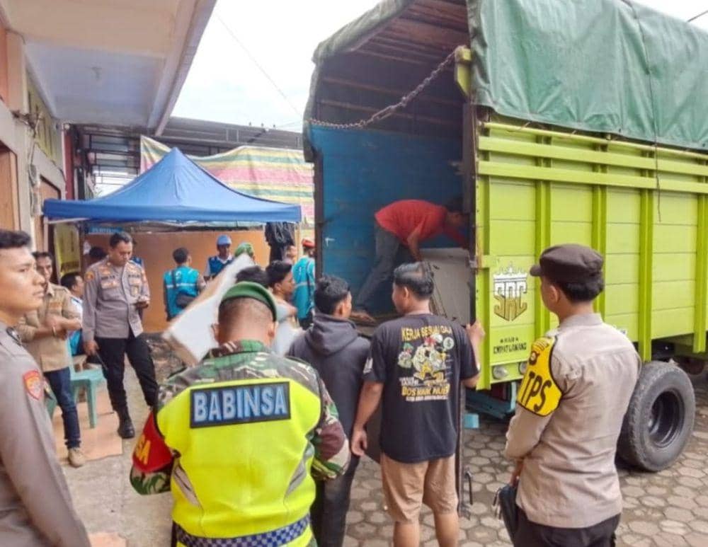 Proses pendistribusian logistik PSU Empat Lawang dari PPK ke KPU Kabupaten. (Dok. Polres Empat Lawang)