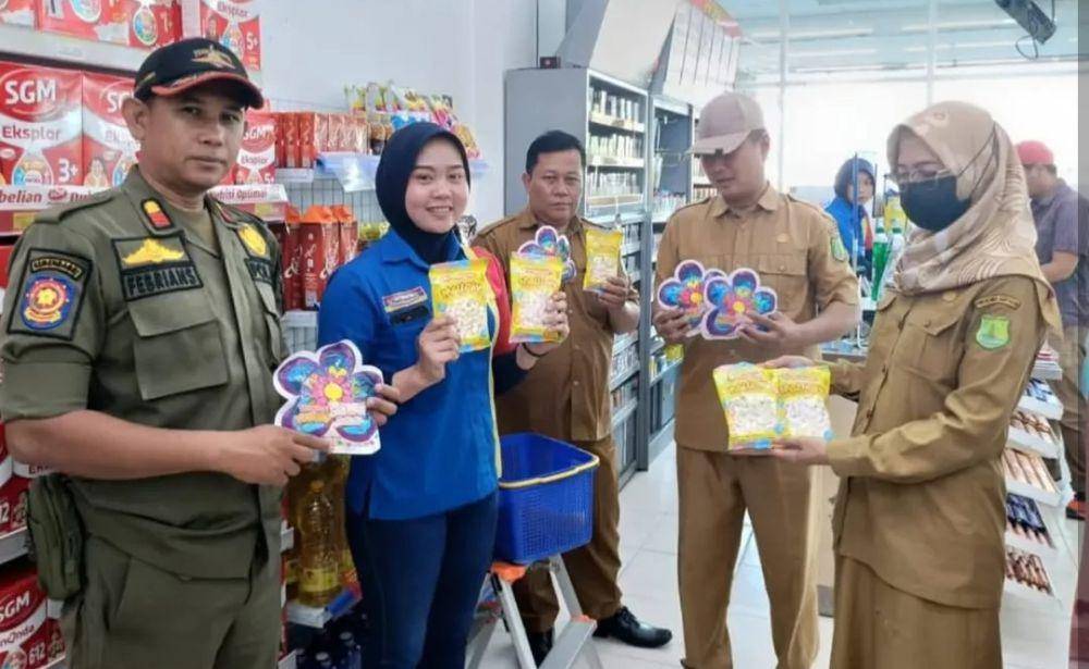 Pol PP Muba Temukan 2 produk mengandung unsur babi di Minimarket Sekayu. (Dok. Sat pol PP Muba)