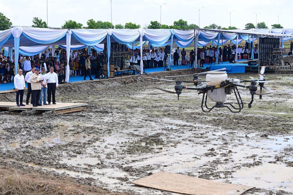 Prabowo Tebar Benih Padi di Ogan Ilir Pakai Drone
