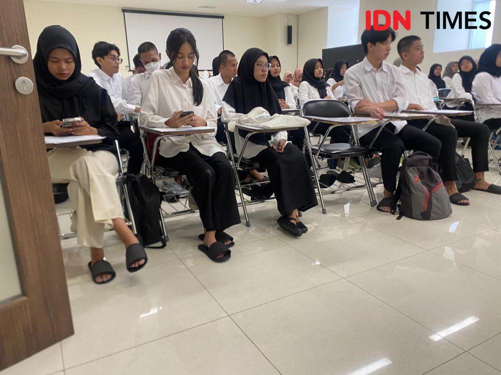 UTBK SNBT di Unair, Peserta Wajib Pakai Sandal Selop