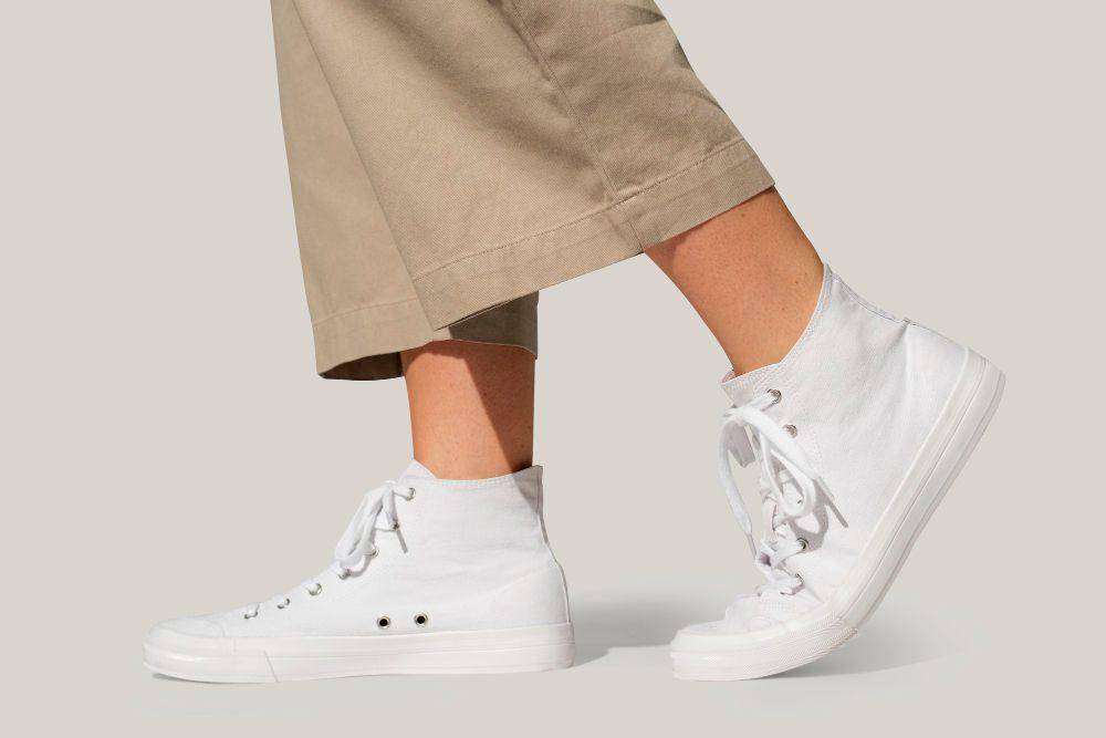 ilustrasi sepatu sneakers (freepik.com/rawpixel.com)