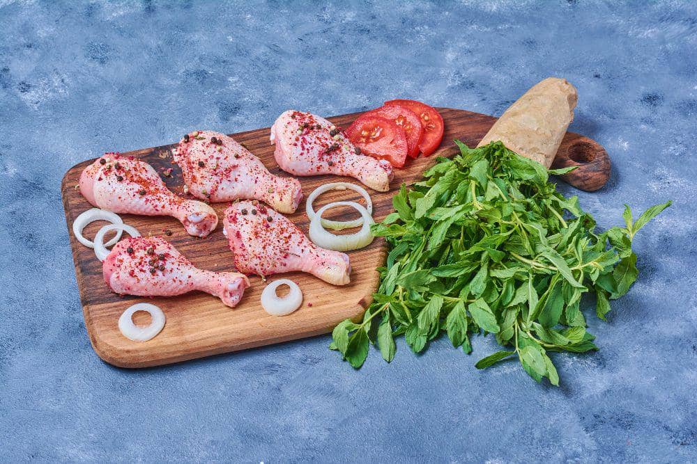 ilustrasi paha ayam yang dimarinasi dengan bumbu