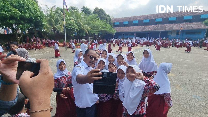 Obati Kekecewaan, Kepala Sekolah Pilih Ajak Siswa Swafoto