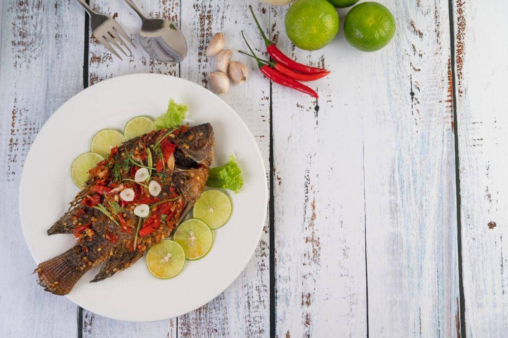 Ilustrasi ikan goreng dan sambal (Freepik.com/jcomp)