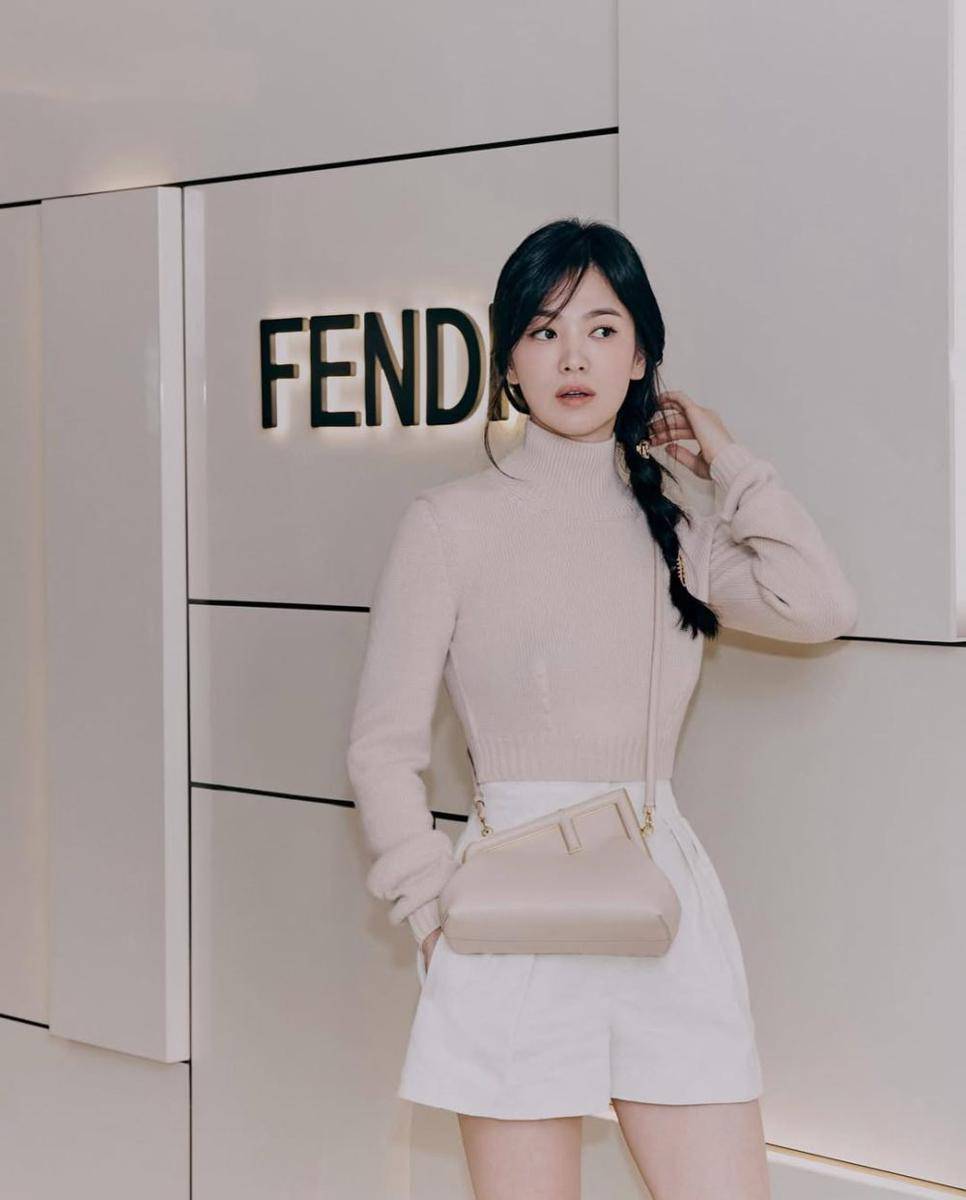 ide outfit hangout keren ala Song Hye Kyo (instagram.com/kyo1122)