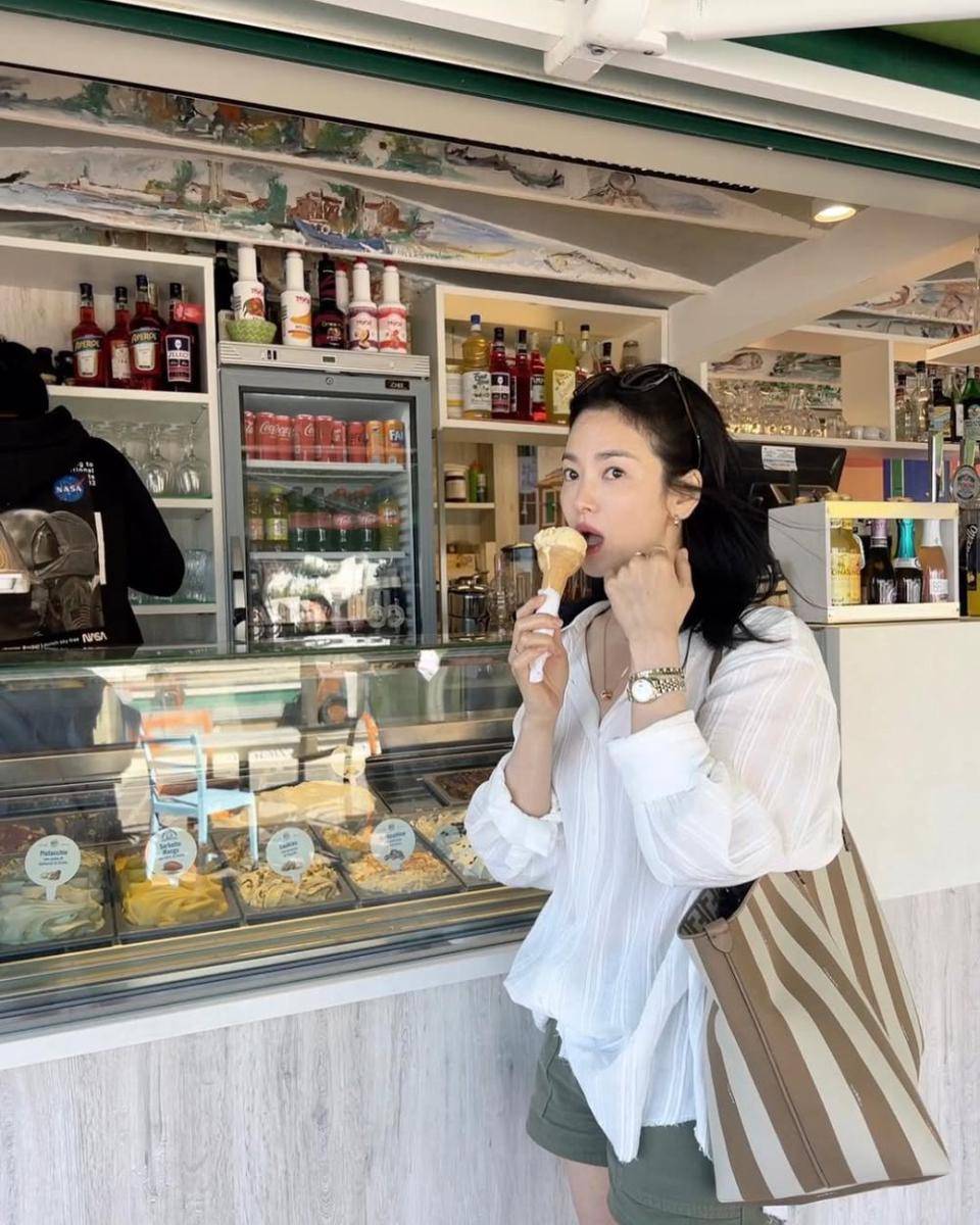 ide outfit hangout keren ala Song Hye Kyo (instagram.com/kyo1122)