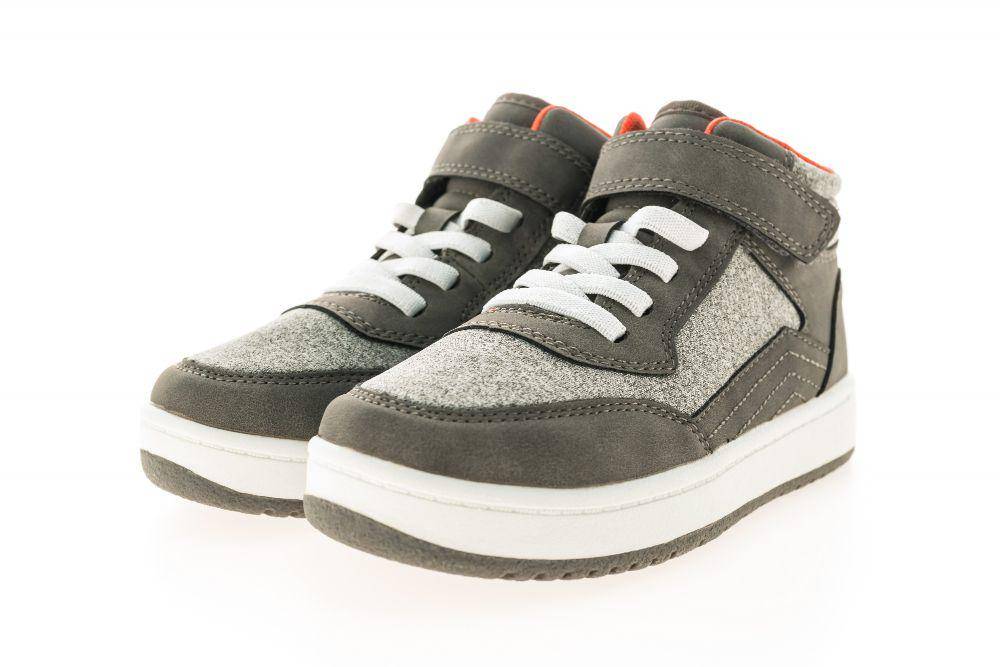 ilustrasi sepatu sneakers (freepik.com/mrsiraphol)